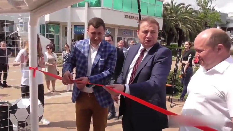 Мэр сочи в телевизор захотел торжественное открытие скамейки в сочи, это тот мэр который детям подарки бросил