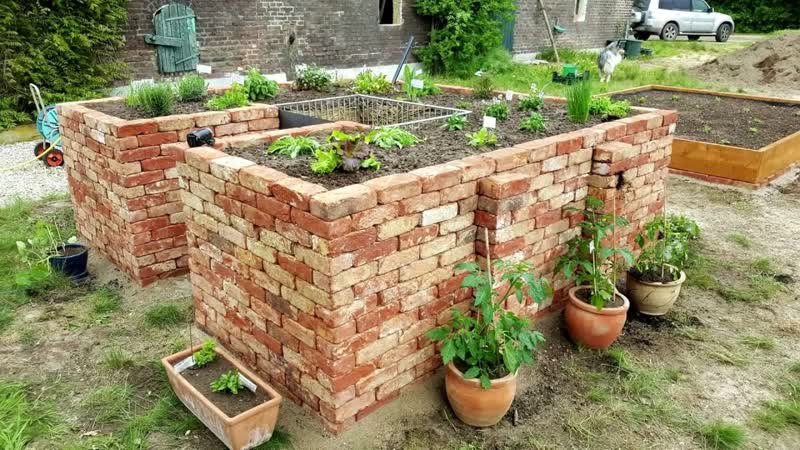 Hochbeet selber bauen mit ziegelsteinen
