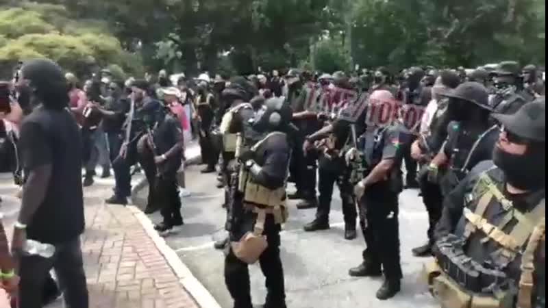 В сша толпа вооружённых чернокожих пришли к мемориалу конфедерации и требуют его снести