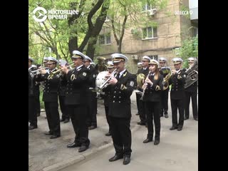 Оркестр пятый год подряд поздравляет ветерана в одессе 9 мая