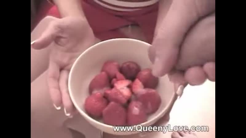 Девушка кушает клубничку со спермой