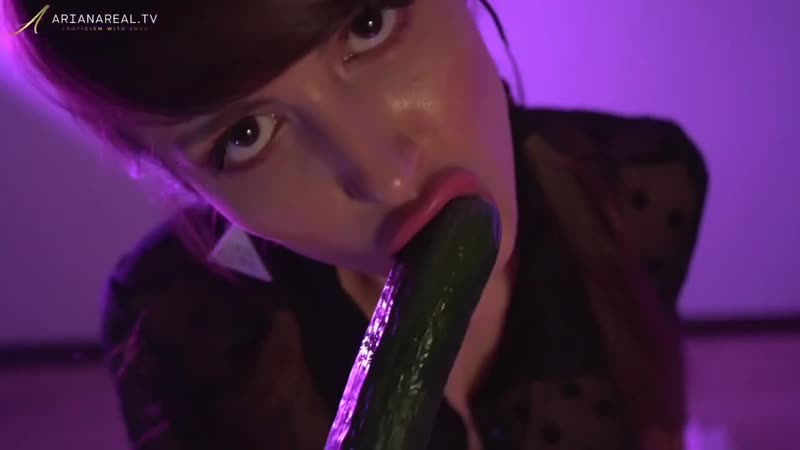 Посасывает огурчик, asmr 18+