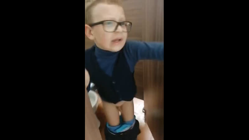 Аххаха малого спалили как он срет