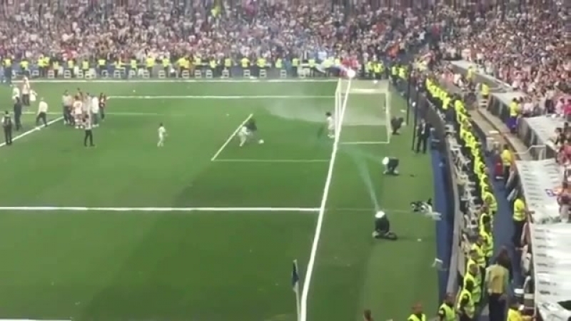 Сын криштиану роналду развлекается во время чемпионского парада