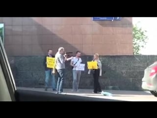 Илья яшин и его постановочные митингующие против мэрии