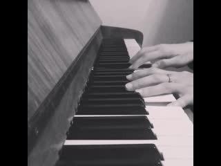 Carolinemyri plays 'sorgens kammer' on piano