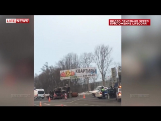 На мкад фура опрокинулась на иномарку, один человек погиб