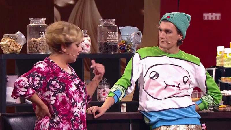 Женщина в кофейне и там охранник гей