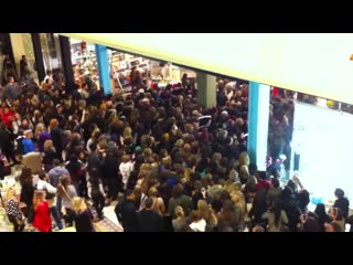 Black friday crowd rushing into urban outfitters 720p