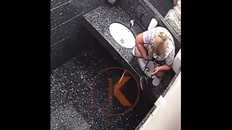 Теперь понятно, почему девушки ходят вместе в туалет одна ссыт в раковину, вторая на шухере стоит