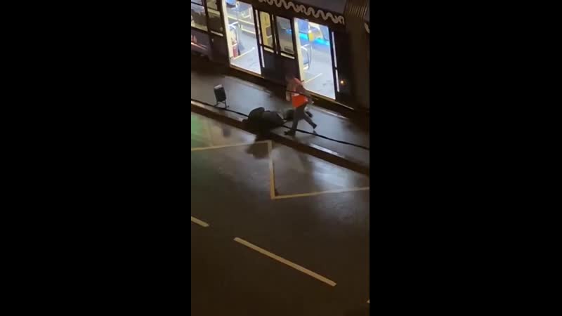 Водитель трамвая пинает пассажира в москве