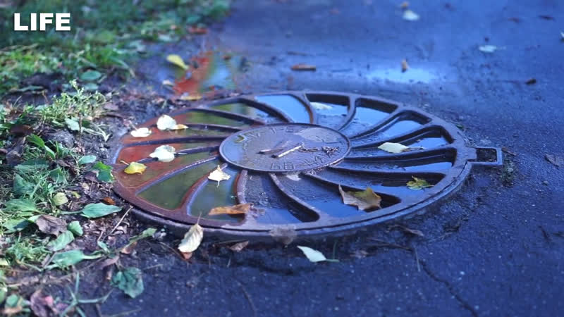 Девятиклассницу молодые и выбросили в канализацию