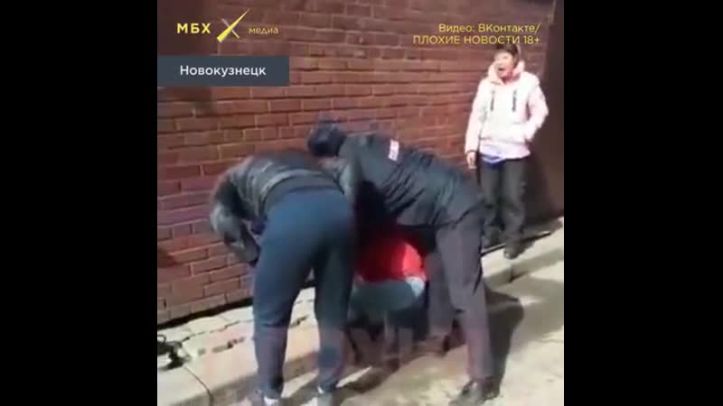 Полицейские задерживают продавщицу лука