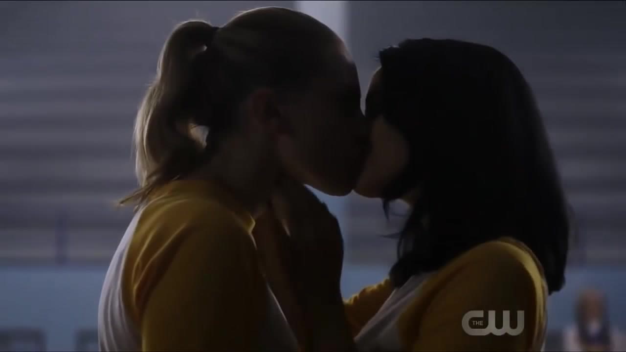 Riverdale lesbian kiss betty veronica