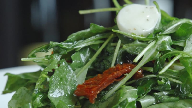Руккола с вялеными томатами