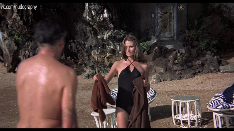 Мод эдамс (maud adams) в купальнике в фильме "человек с золотым пистолетом" (the man with the golden gun, 1974) 1080p