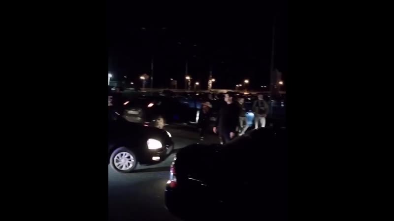 В зеленограде на паркое тц «zеленопарк» десятки молодых людей на авто устроили массовую сходку