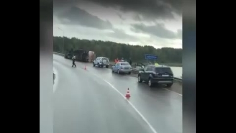 Водитель погиб, топливо течёт в реку в ленобласти перевернулся бензовоз