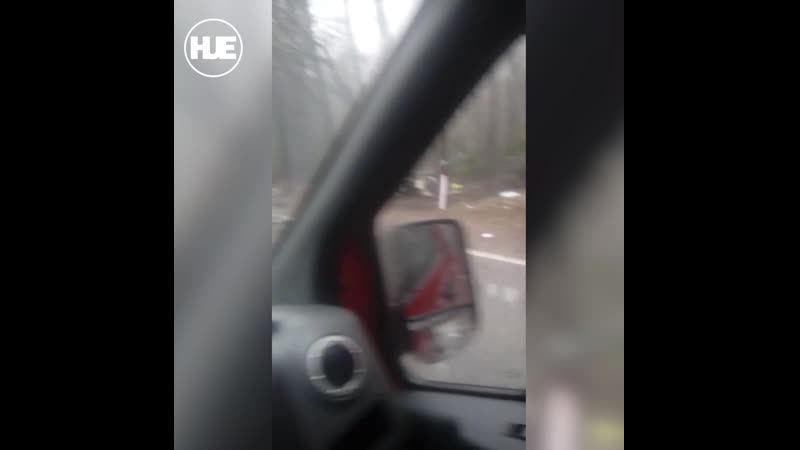 Жёсткое видео с камер наблюдения водитель bmw не справился с управлением и врезался в деревопитер дтп