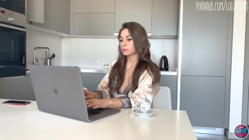 Возбужденная милфа трахнула доставщика