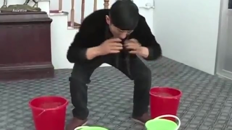 Китаец поднимает ведра с помощью век (vhs video)