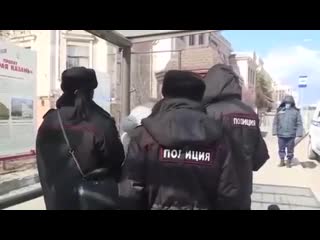 В казани шестеро полицейских задержали одну бабушку mp4