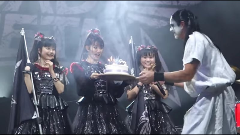 [fancam] babymetal with chad metal painkiller, breaking the law, and birthday cake! at the o2 arena, london