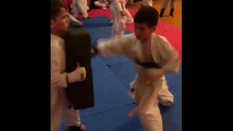 Человек авиационный пулемёт выплюнул серию ударов по подушке в кёкусинкай карате