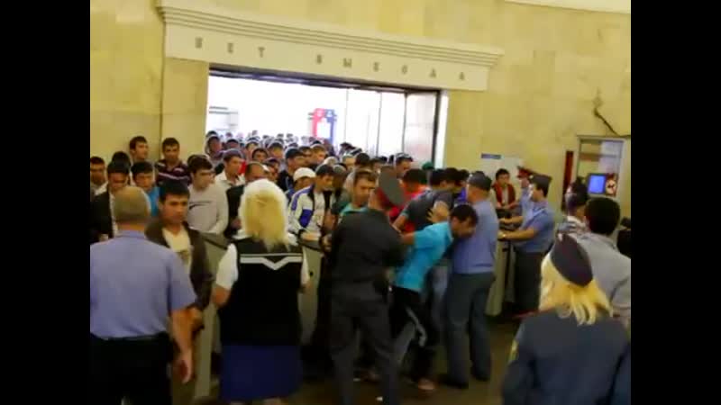 Москва станция метро рижская как мигранты проходят турникеты в метро