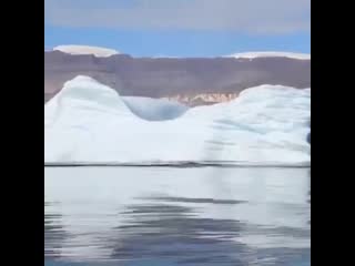 Маленький кусочек айсберга, плавает в воде