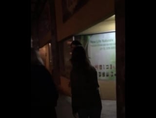 21 марта 2017; лос анджелес, сша лана со стеллой фабини покидает зал «teragram ballroom» после концерта камерона эйвери