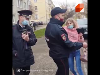 В каменске уральском полиция жестко скрутила женщину за то, что она зашла в магазин без маски