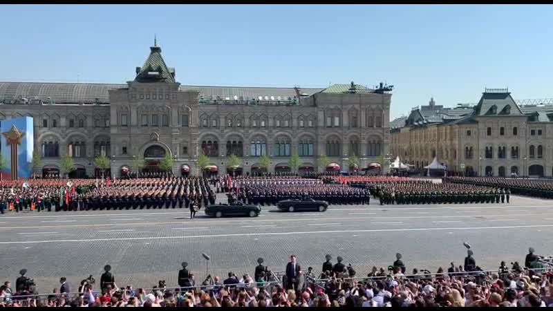 1 министр обороны сергей шойгу на кабриолете aurus