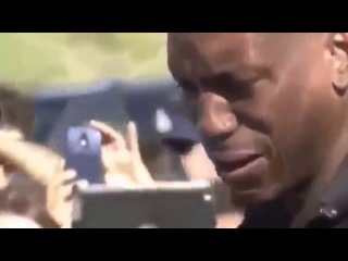 Тайриз гибсон плачет на месте аварии пола уокера (tyrese gibson, paul walker)