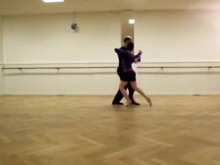 Base cruzada con alteración en sentido anti horario, media luna y cruce atrás