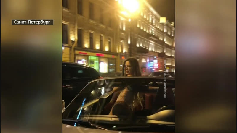 Петербуржец снял на видео полуголую подругу во время останои на светофоре