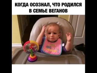 Малыш пробует брокколи 😂