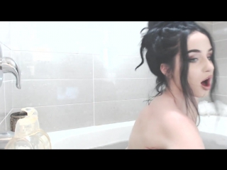 Порно видео мастурбация брюнетка ванна