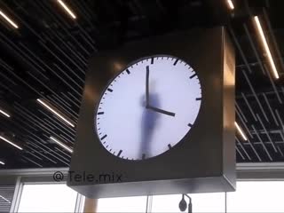 The hands of maarten baas' schiphol clock look like they are drawn on in real time it's a 12 hour video made to look like a per