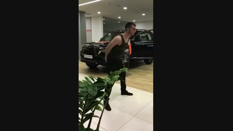 Неадекват хочет машину за 10 лямов