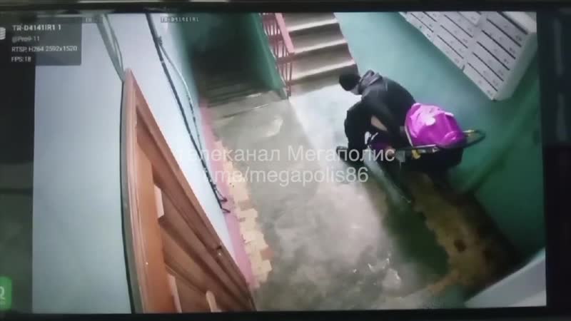В нижневартовске парень не смог дотерпеть до туалета и насрал прямо в коляску, которая стояла в подъезде