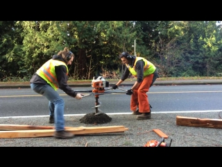 Funny construction worker fail guy gets tossed by machine!/tjasjacha i odno dtp