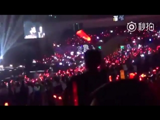 Captain koo wyd look at that fanboy jamming to rhythm ta lol cutie ikoncertinshanghai cr woooo b