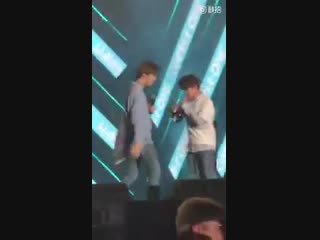 171005️ daniel and jihoon waving at fans together following each other secretly cr 支持帅哥搞基on weibo nielwink 녤윙