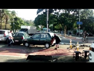 Ибо нехуй ставить авто на велодорожке (огого видео)