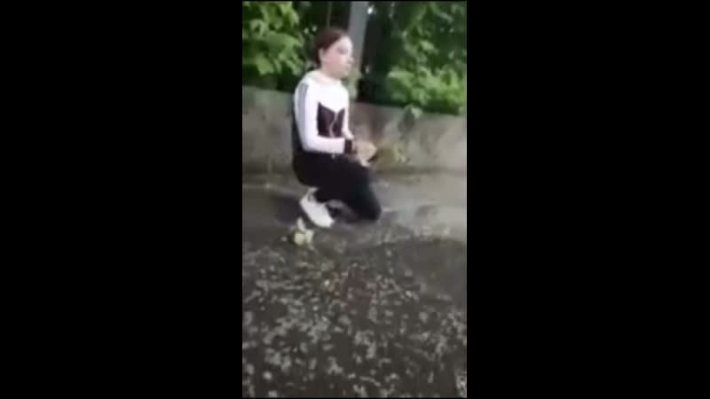 Деу заставили пить из лужи