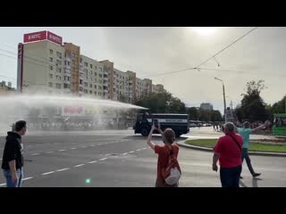 Видео из бреста водометом разгоняют протестующих