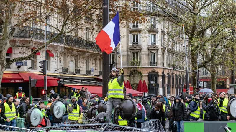 Des gilets jaunes défilent à paris pour le 4e anniversaire du mouvement