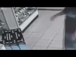 Цыганка ворует и прячет у себя между ног телевизор mp4