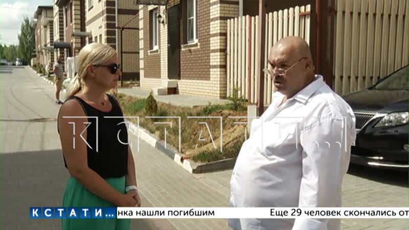 Скандал в элитном поселке застройщик заваривает двери в домах, чтобы выгнать покупателей, которых объявили захватчиками